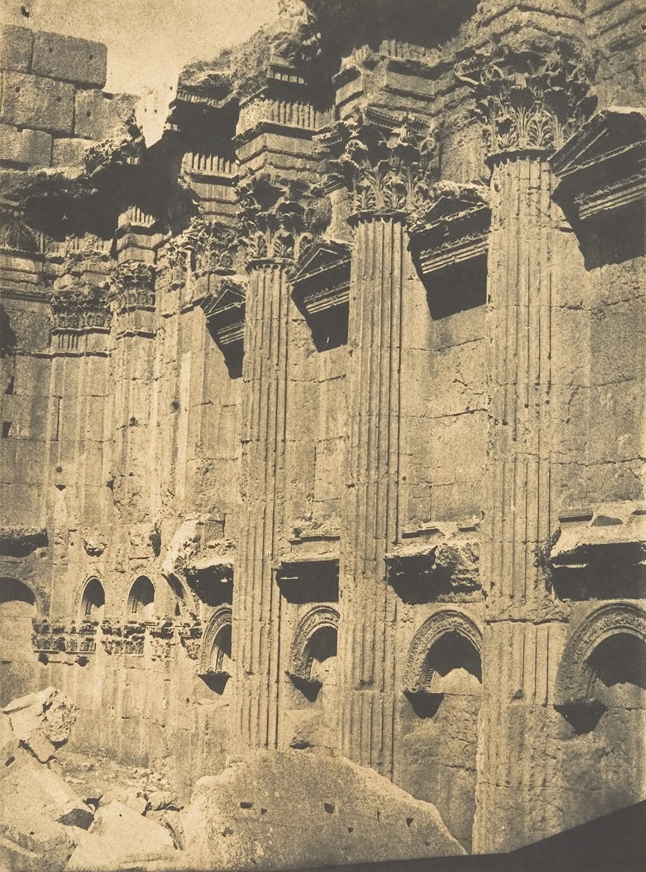 A Jupiter-templom Naos belső oszlopcsarnoka, Baâlbek Héliopolisban, 1850. szeptember 15. alkotó: Maxime Du Camp