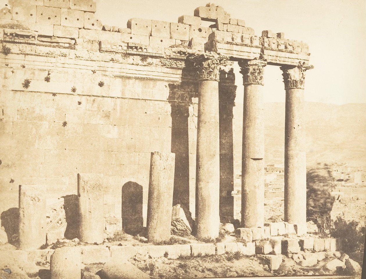 A Jupiter-templom nyugati oszlopcsarnoka, Baâlbek Heliopolisban, 1850. szeptember 15. alkotó: Maxime Du Camp