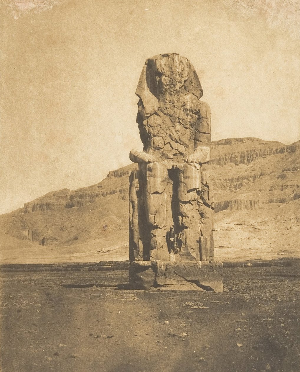 Amenophis III monolit kolosszusa Thébában, 1849-50. alkotó: Maxime Du Camp