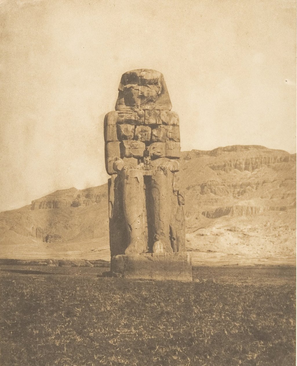 Restaurált Amenophis III kolosszus a thébai énekszobornál vagy Memnon kolosszusánál, 1849-50. alkotó: Maxime Du Camp
