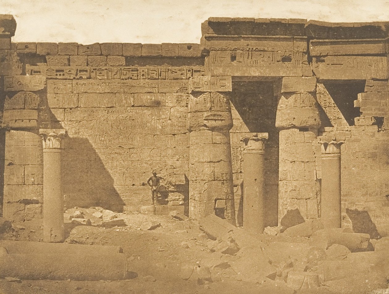 A Rhamses-Meiamoun palota udvara, Medinet-habou Thébában Kopt templom maradványai, 1849-50. alkotó: Maxime Du Camp