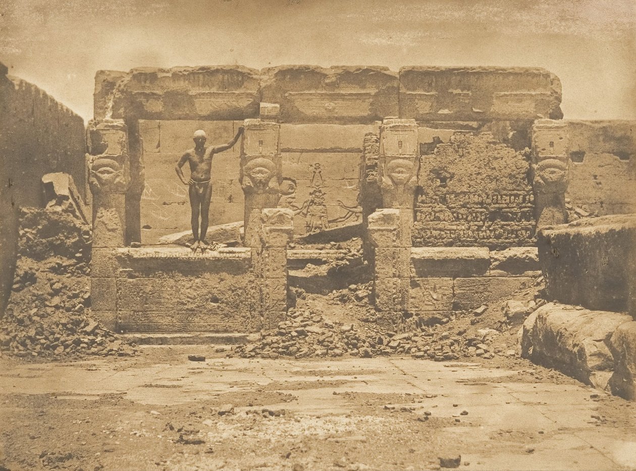 Athor Hypeter, Dendera Tentyris nagy templomának teraszán, 1849-50. alkotó: Maxime Du Camp