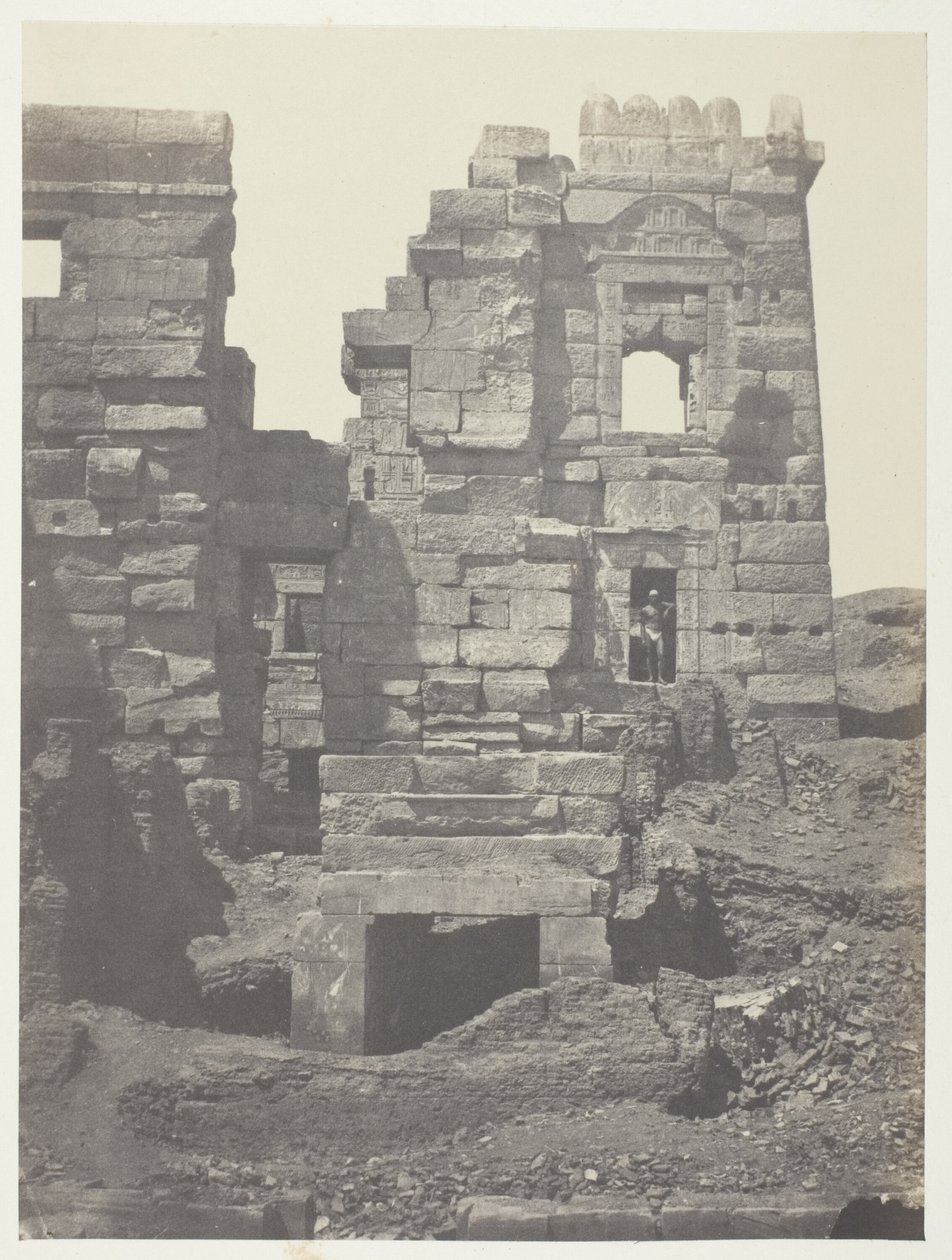 Medinet-Habou, a Gynécée de Ramsès-Méiamoun északi homlokzata; Théba alkotó: Maxime Du Camp