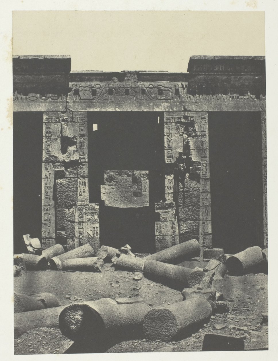 Medinet-Habou, a Ramses-Méiamoun-palota perisztíliájának keleti része; Théba alkotó: Maxime Du Camp