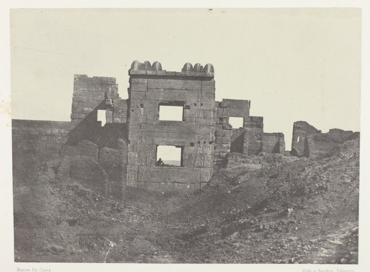 Medinet-Habou, a Gynécée de Ramsès-Mèiamoun keleti homlokzata; Théba alkotó: Maxime Du Camp