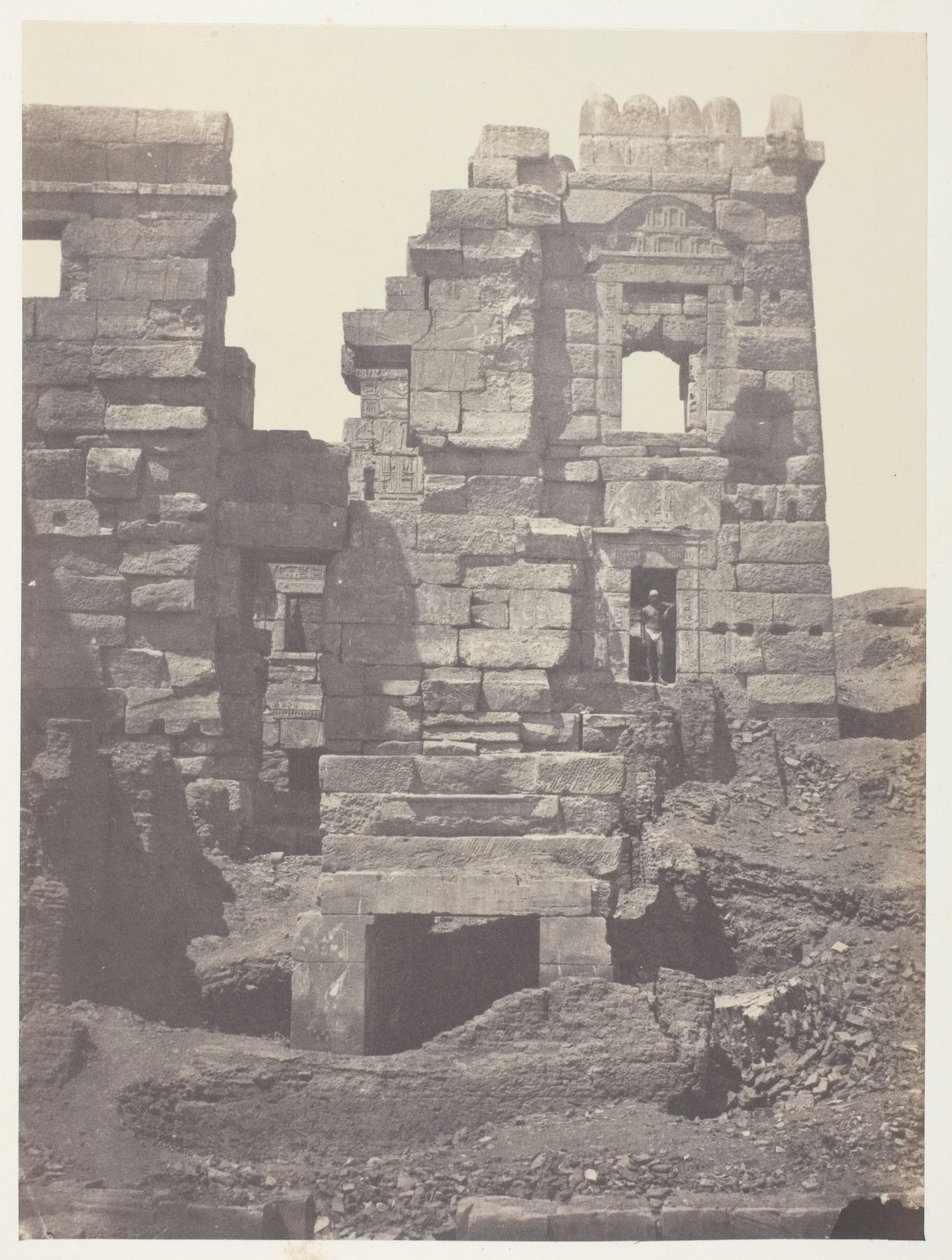 Medinet-Habou, a Gynécée de Ramsès-Méiamoun északi homlokzata; Théba alkotó: Maxime Du Camp