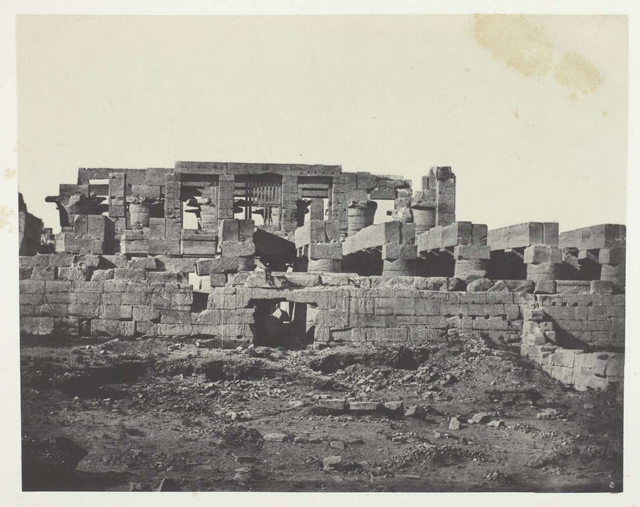 Karnak-palota, a Hypostyle Hall déli bejárata; Théba alkotó: Maxime Du Camp