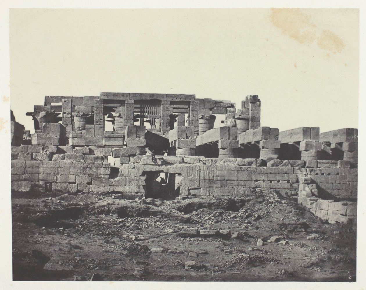 Karnak-palota, a Hypostyle Hall déli bejárata; Théba alkotó: Maxime Du Camp