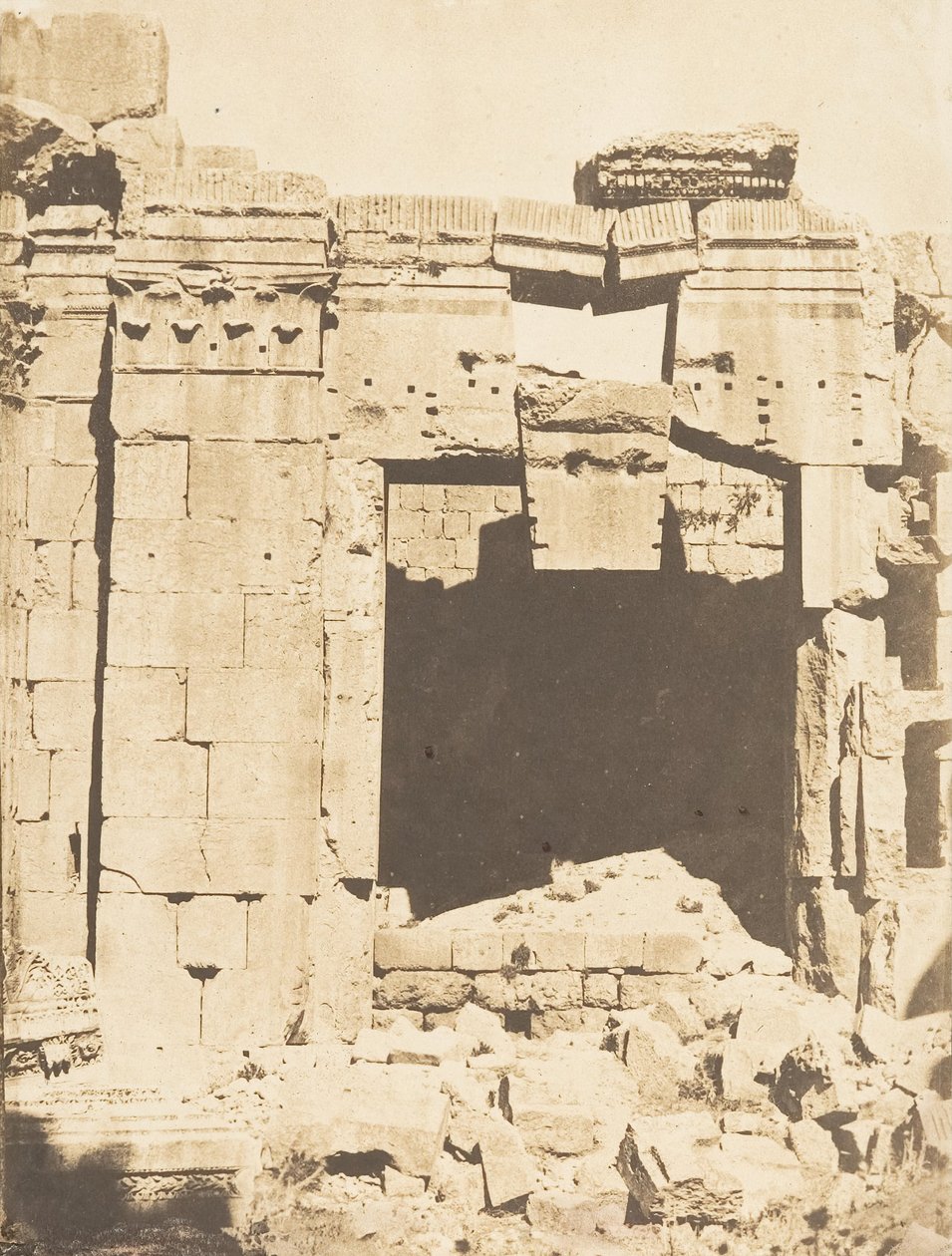 Jupiter templomának kapuja, Baalbek Heliopolisban, 1850. szeptember. alkotó: Maxime Du Camp