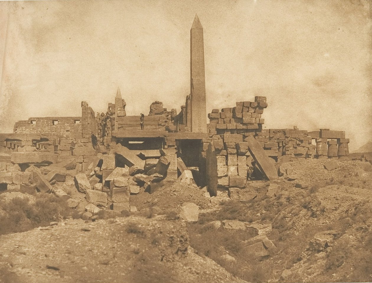 A karnaki palota romjai – Kilátás a szentély végéről, 1849-50. alkotó: Maxime Du Camp