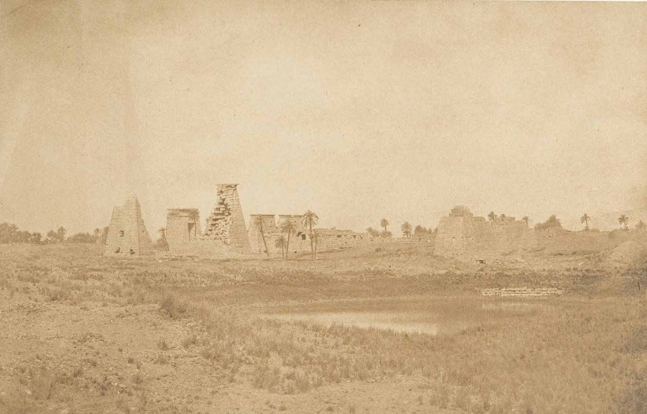 A karnaci palota Propylaea képe délkeletről, 1849-50. alkotó: Maxime Du Camp