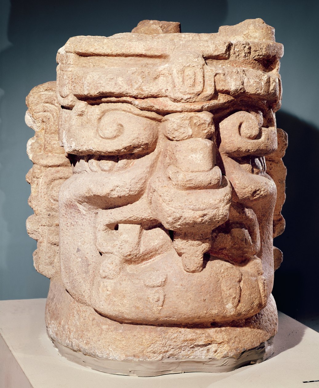 Antropomorf fej, valószínűleg füstölő, 1000-1500 körül (mészkő) alkotó: Mayan