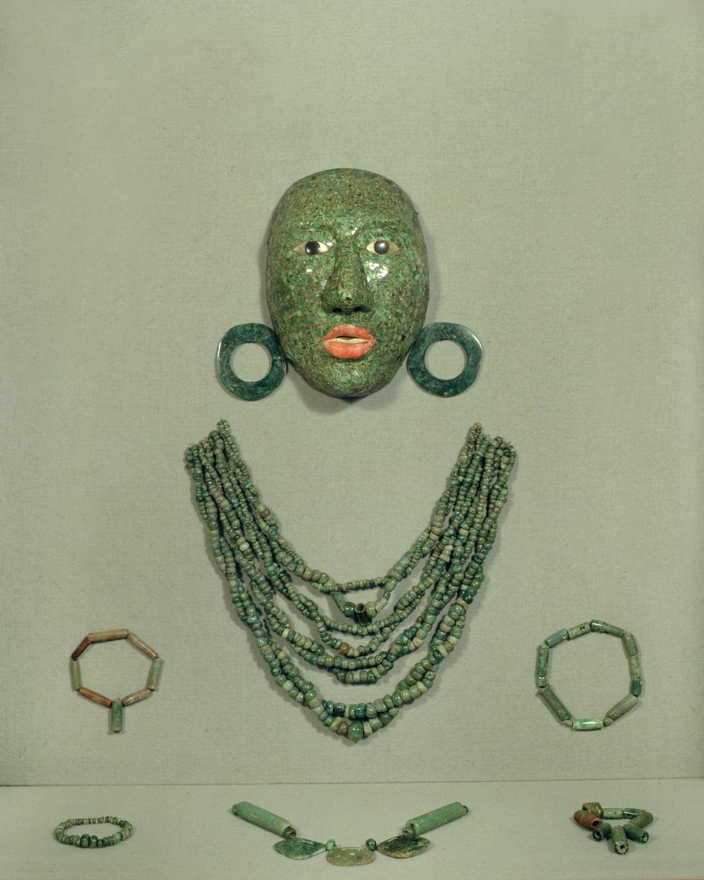 Calakmul halotti maszk gallérral és fülbevalóval, Yucatán-félsziget, Mexikó Késő klasszikus kor (Kr. u. 600-900) (Jáde) alkotó: Mayan