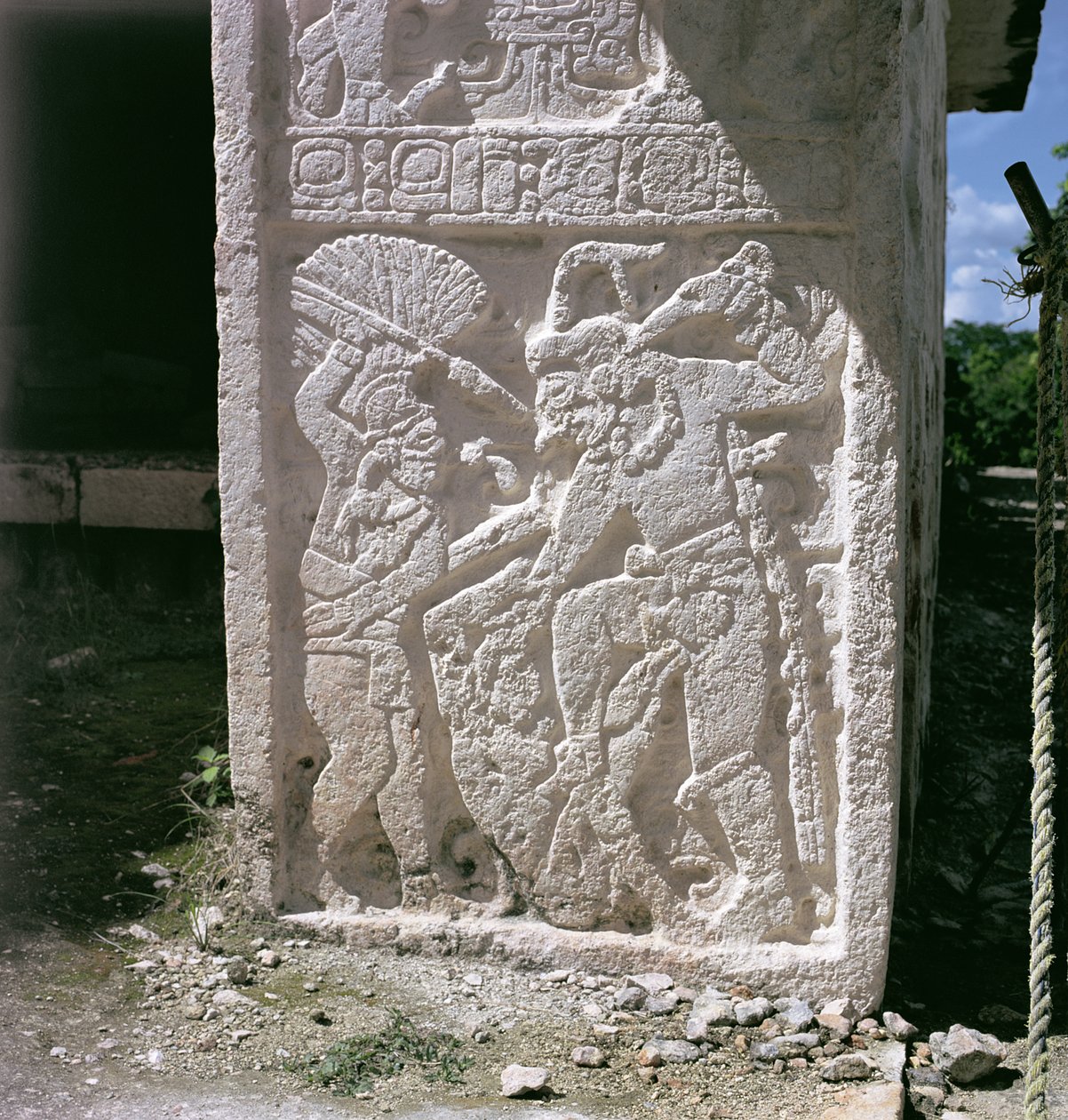 Faragott szemöldök, a Maszkok templomának hátuljáról, késő klasszikus korszak (i.sz. 600-900) alkotó: Mayan