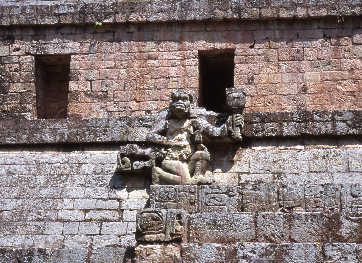 Copan nyugati udvar, késő klasszicista időszak 600-900 Kr. u. alkotó: Mayan