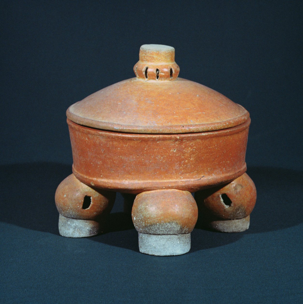 Fedeles négylábú tál, Tikalból, Peten, Guatemala, korai klasszikus korszak (Kr.u. 200-600) (kerámia) alkotó: Mayan