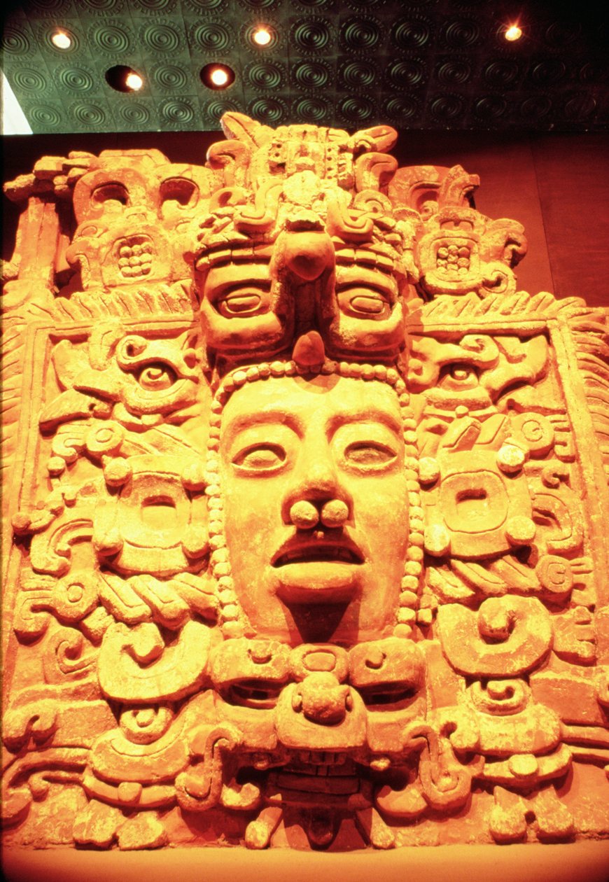 Részlet a templom faláról egy napisten fejével alkotó: Mayan