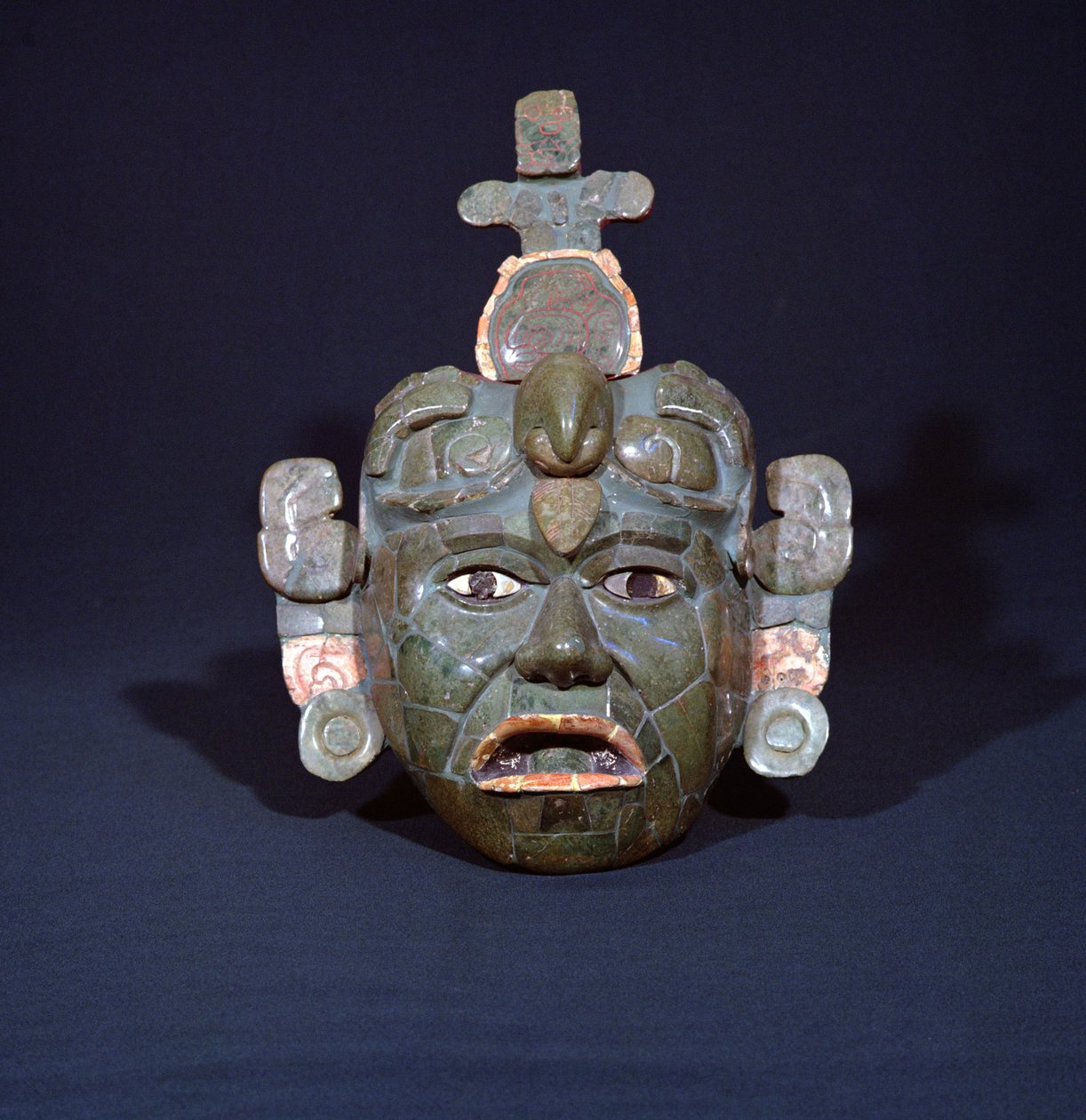Temetési maszk Tikalból, Petenből, Guatemalából, a korai klasszikus időszakból (i.sz. 200-600 körül) (jáde, gyöngyház és pirit) (lásd még: 238269) alkotó: Mayan