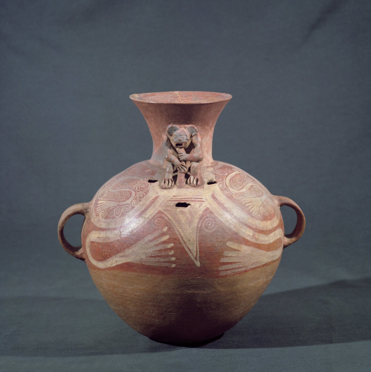 Temetési urna lyukakkal Utatlanból (Cumarcaaj), Quiche, Guatemala, Közép-Amerika, Klasszikus utáni időszak (terrakotta) alkotó: Mayan