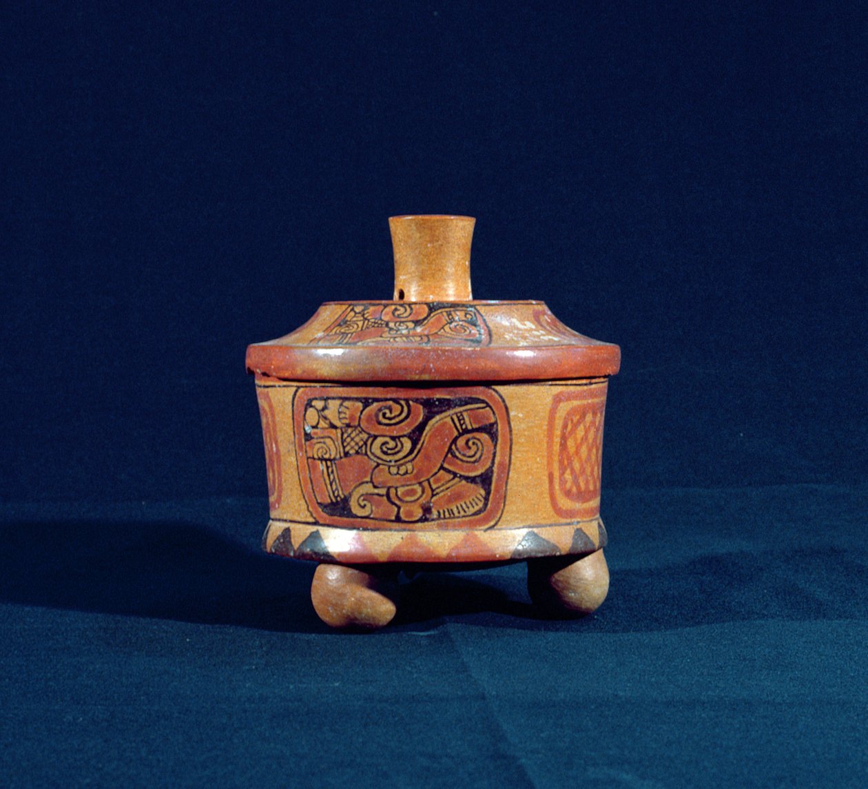 Teotihuacai hatású temetkezési edény, Petenből, Guatemalából, Közép-Amerikából, kora klasszikus korszak (i.sz. 300-600 körül) (kerámia) alkotó: Mayan