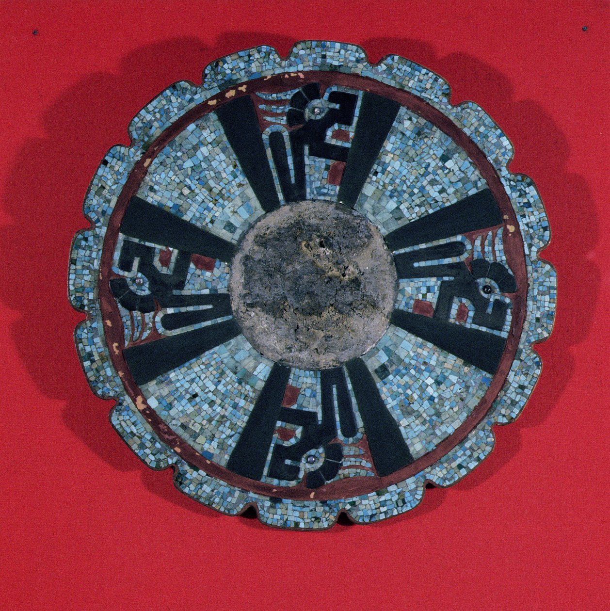 Egy pajzsot jelképező ékszer, amelyet Chichen Itza cenote-jában találtak, Yucatan, Mexikó, korai posztklasszikus időszak (i.sz. 900-1000) (mozaik) alkotó: Mayan