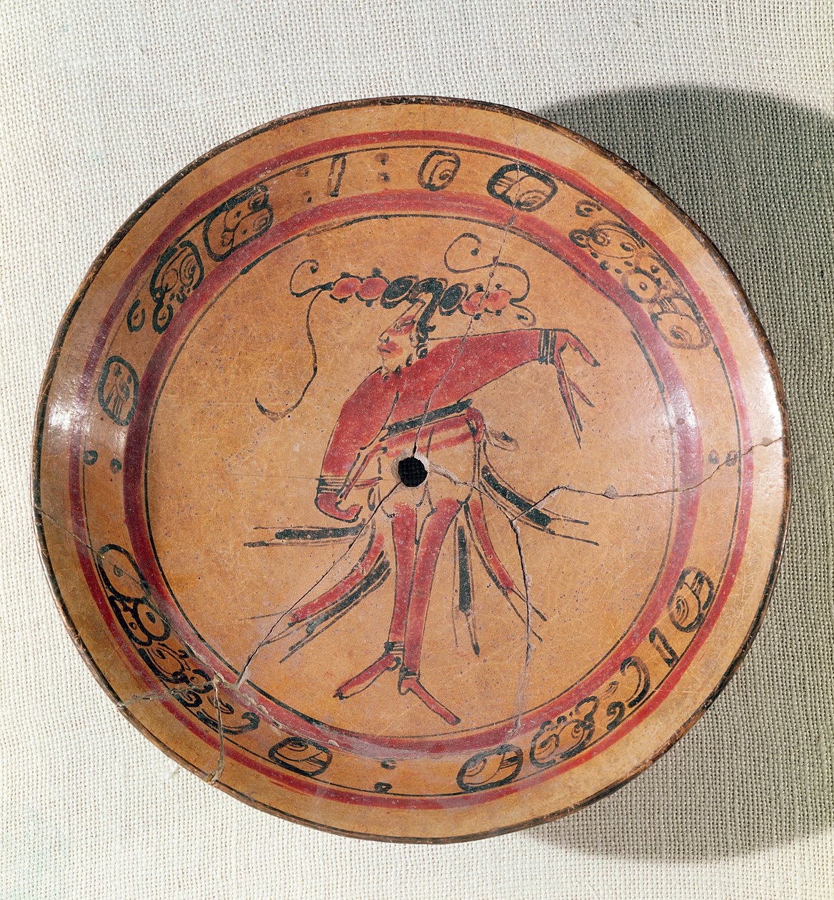 Színészt vagy táncost ábrázoló nagy háromlábú tál, 600-950 (festett terrakotta) alkotó: Mayan