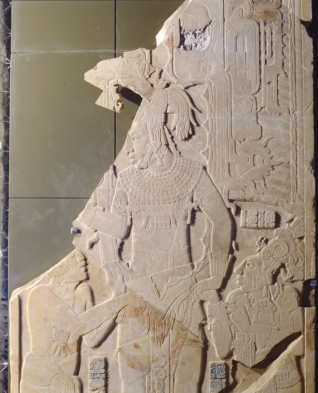 Panel egy álló méltóságot és két térdelő férfit ábrázol a XIX. Templomból, Palenque, Chiapas, Mexikó, Klasszikus kori stukkó részlet, 238274 alkotó: Mayan