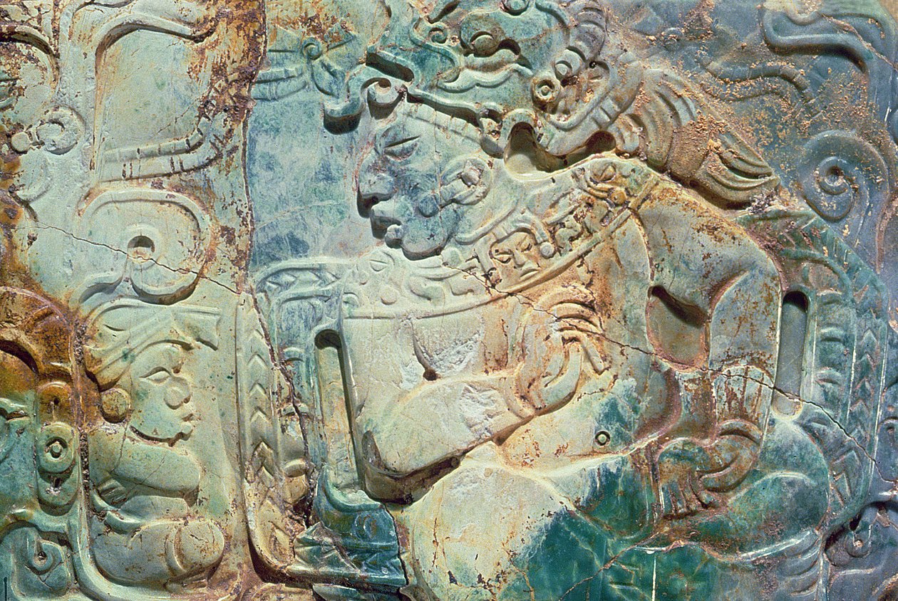A király mellkasa és egy tikali udvaronc (jáde) alkotó: Mayan