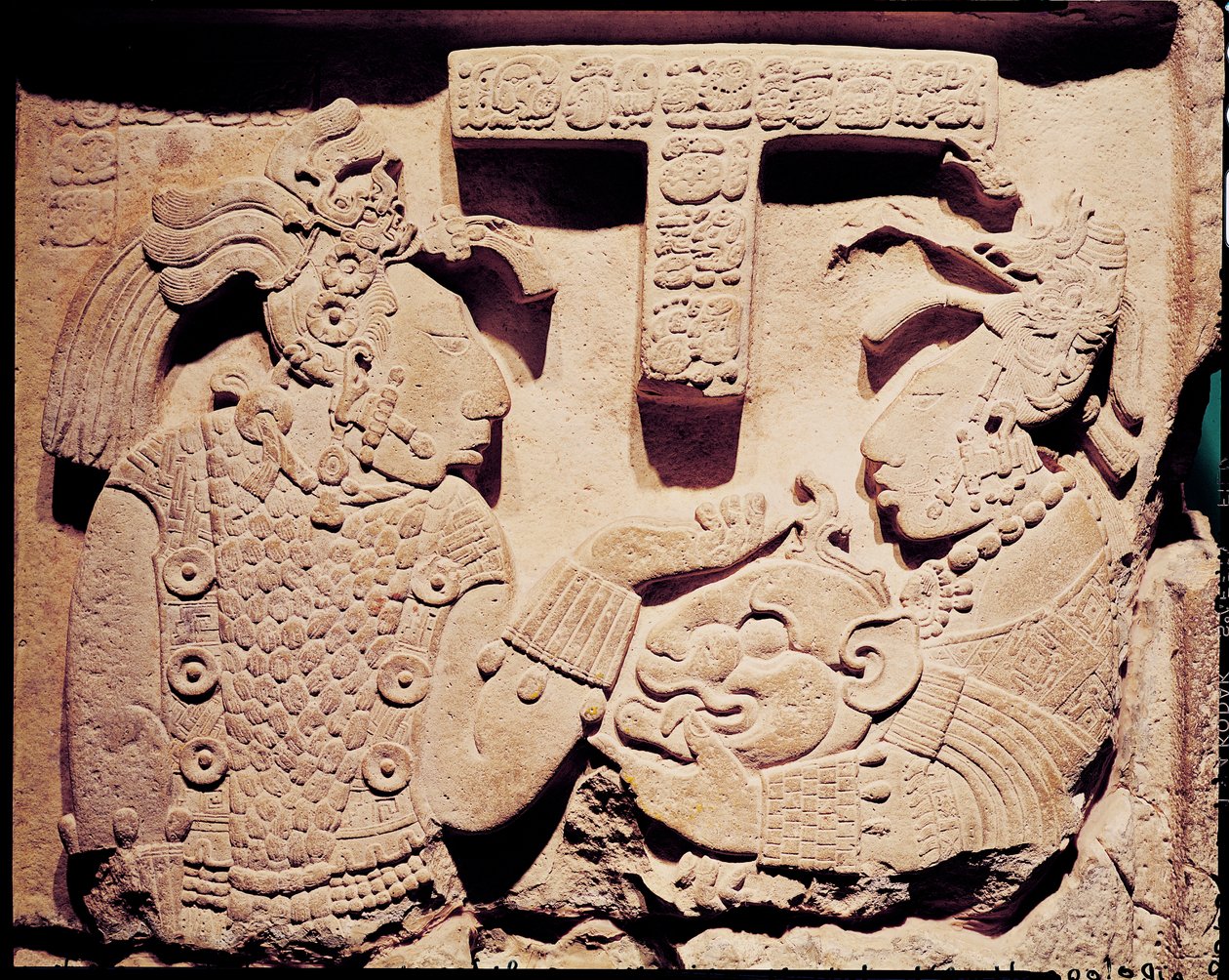 Stela egy nőt ábrázol, aki jaguármaszkot mutat be egy papnak, Yaxchilanból alkotó: Mayan