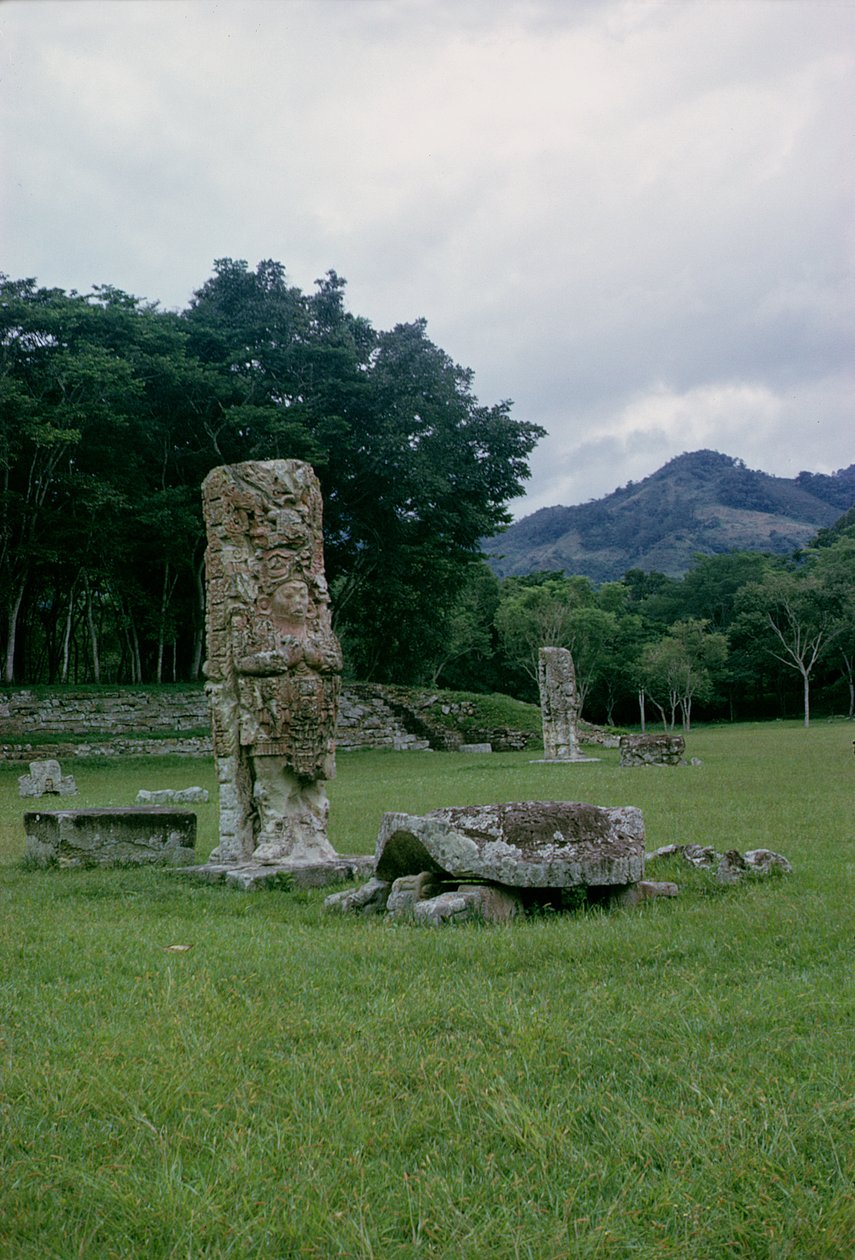 Stele a Central Plaza előterében alkotó: Mayan