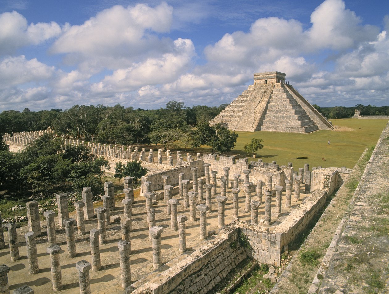Kilátás az 1000 oszlop templomára Kukulcan piramisával alkotó: Mayan