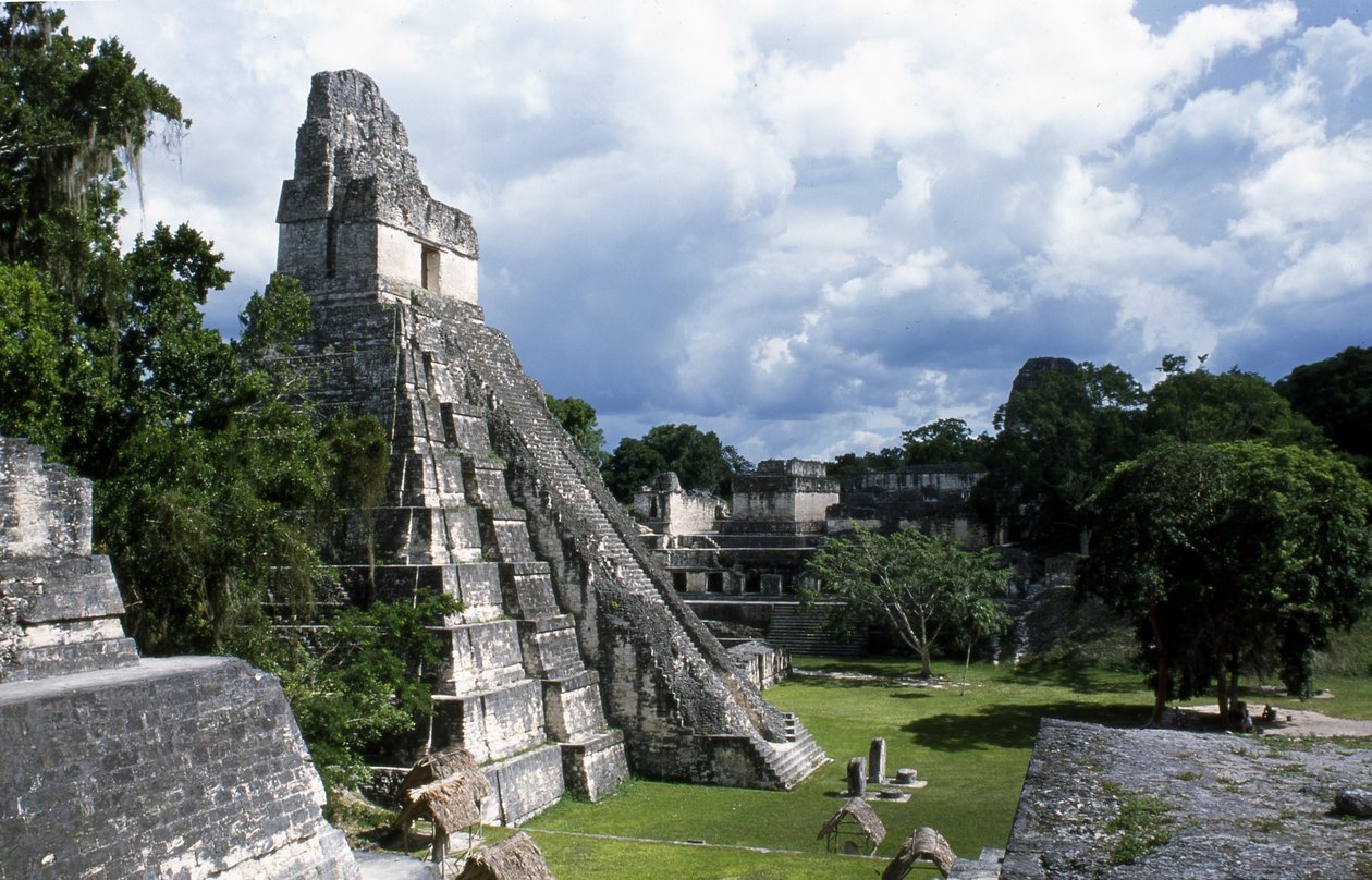 Kilátás a Tikal Temple 1-re, késői klasszikus korszak i.sz. 600-900 alkotó: Mayan