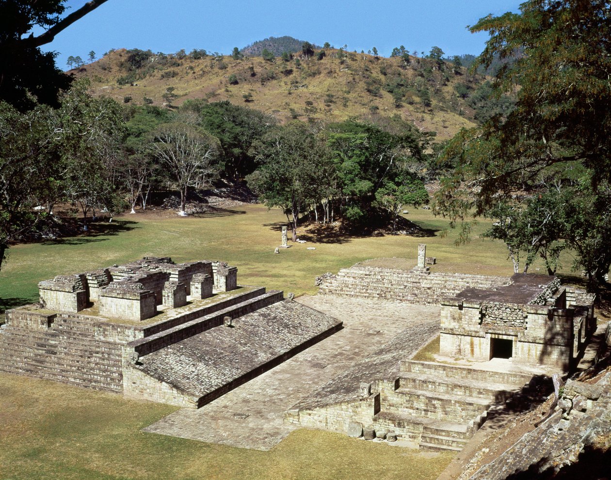 Kilátás a bálpályára a Fő téren, Klasszikus időszak alkotó: Mayan