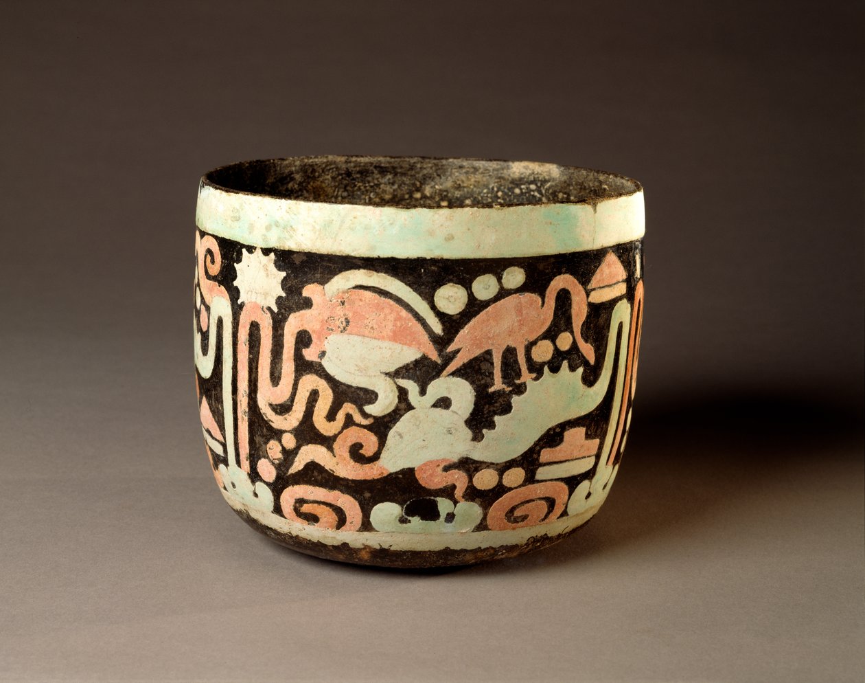 Bowl with Water Scene, Guatemala, Middle Classic, 500-700 (festett stukkós cserépedény) alkotó: Mayan