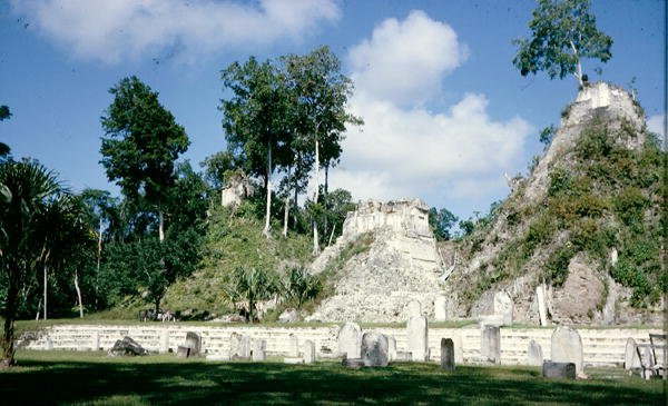 Előudvar sztélével és templomdombocskával, Kr.e. 100-tól i.sz. 900-ig alkotó: Mayan