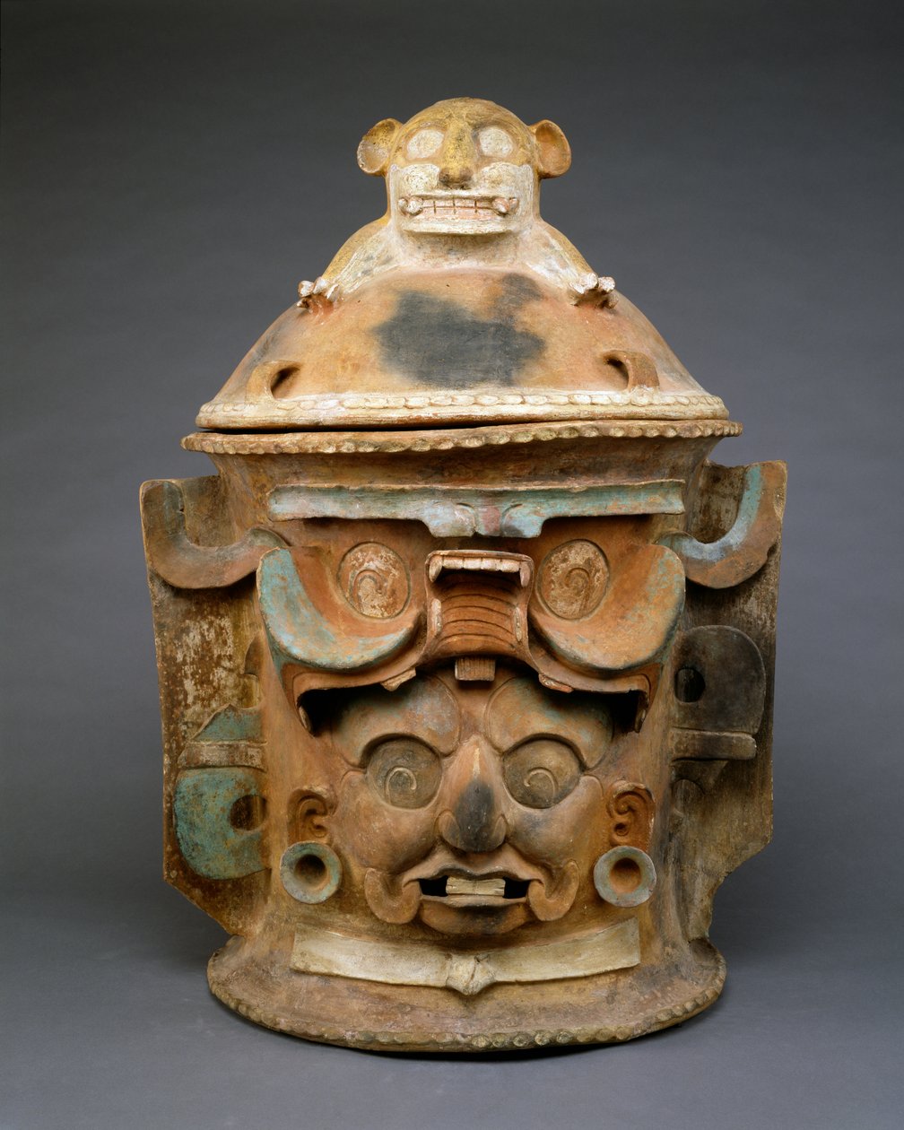 Temetési urna macska fedővel, Guatemala, 550-950 (cserép, polikróm festéssel) alkotó: Mayan
