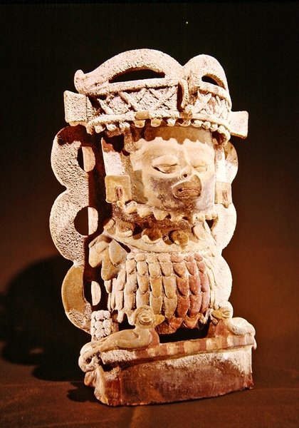 Egy emberi fejű mitológiai madarat ábrázoló füstölő, amelyet egy barlangban találtak Purulha közelében, Baja Vera Paz megye, Post Classic Maya (kerámia) alkotó: Mayan