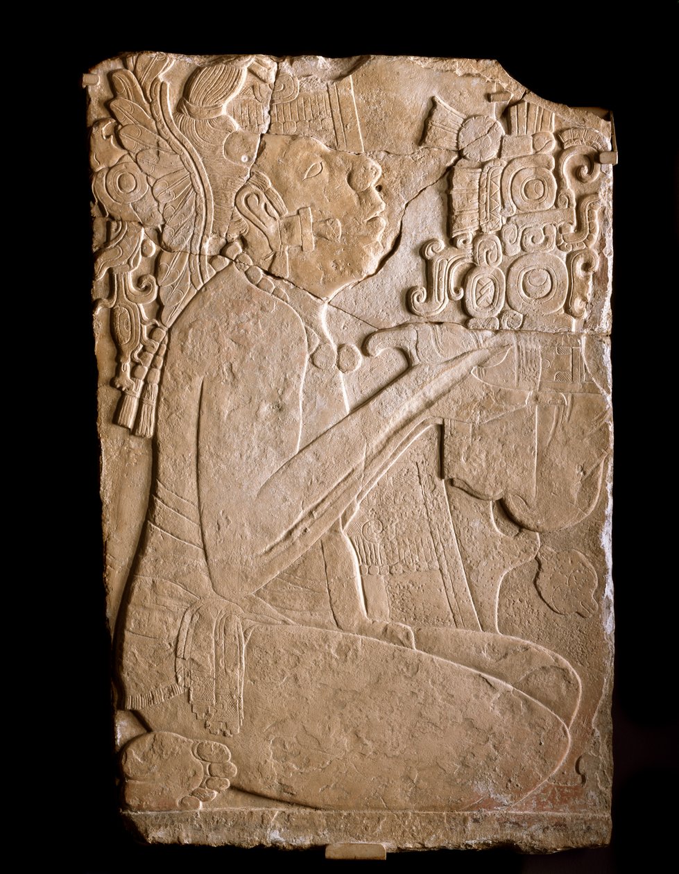 Ülő férfi domborműves táblából, 702-64 (mészkő festéknyomokkal) alkotó: Mayan
