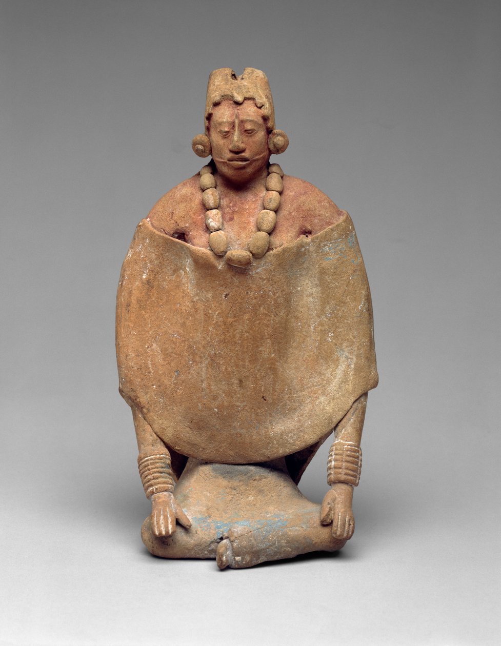 Ülő nő, késői klasszikus, 550-800 (festésnyomokkal ellátott kőedény) alkotó: Mayan