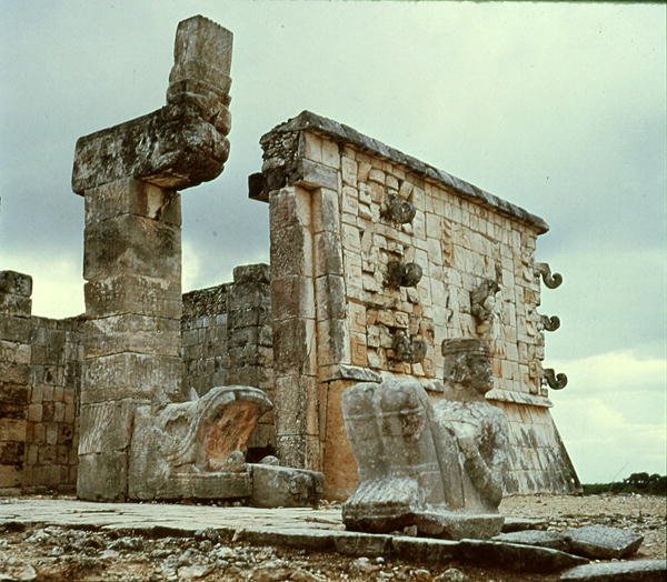 Harcosok temploma, tollas kígyóoszlop alkotó: Mayan