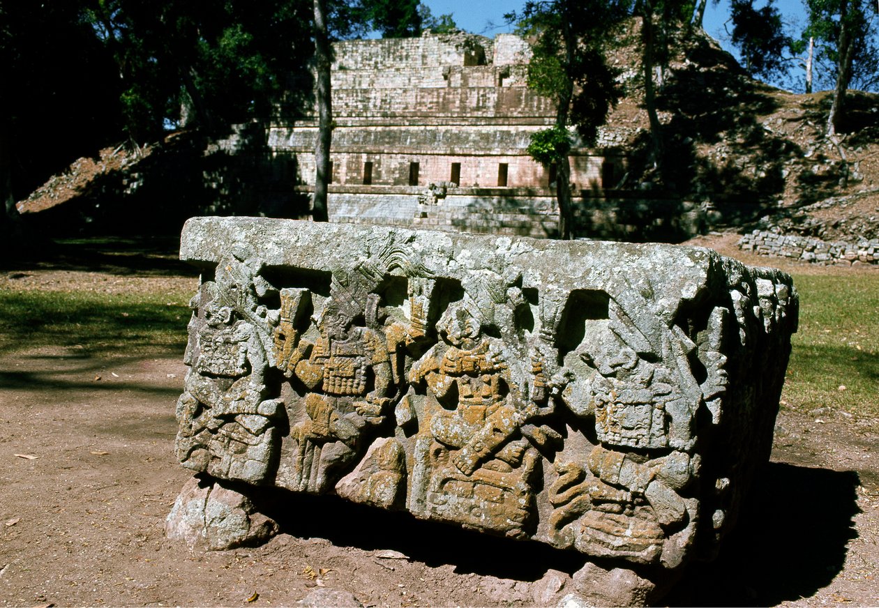 Q oltár a felkelő nap királyának koronázásával, i.sz. 776 alkotó: Mayan