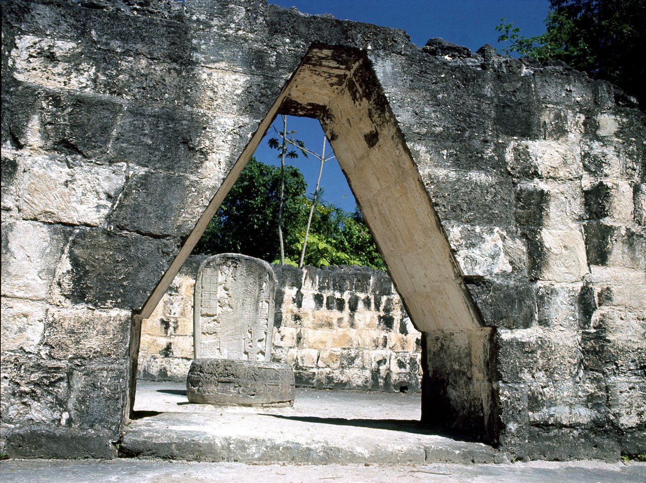 Corbel ív alkotó: Mayan