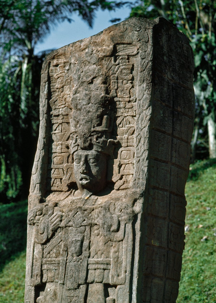 A Nagy tér sztéléjének részlete alkotó: Mayan