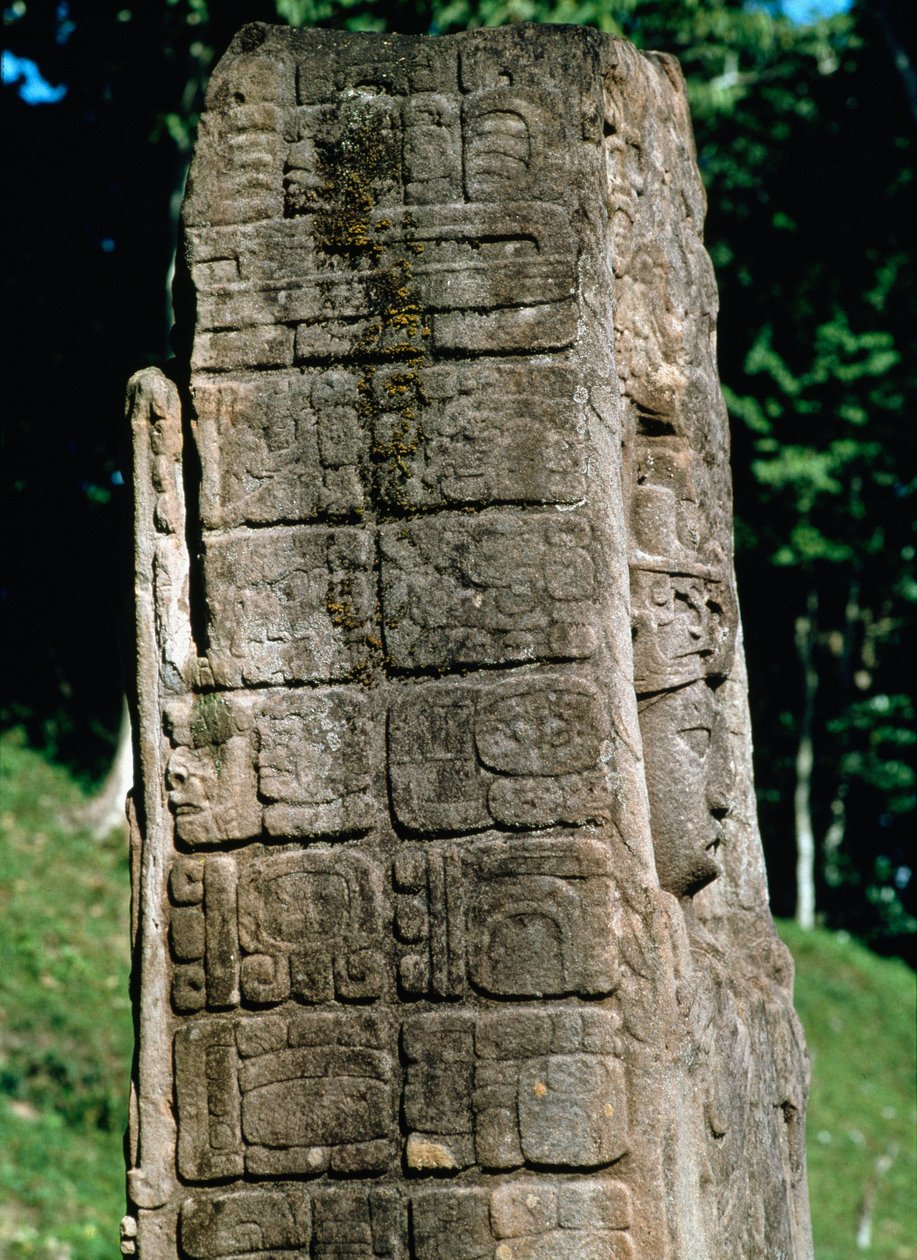 A Nagy tér sztéléjének részlete alkotó: Mayan