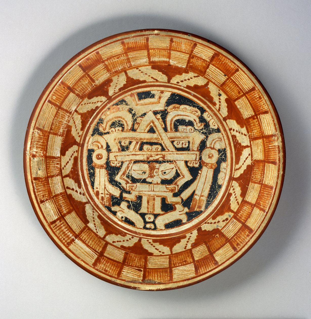 Tányér, 600-800 körül (kerámia, piros, narancssárga és fekete fehér csúszófestékkel) alkotó: Mayan