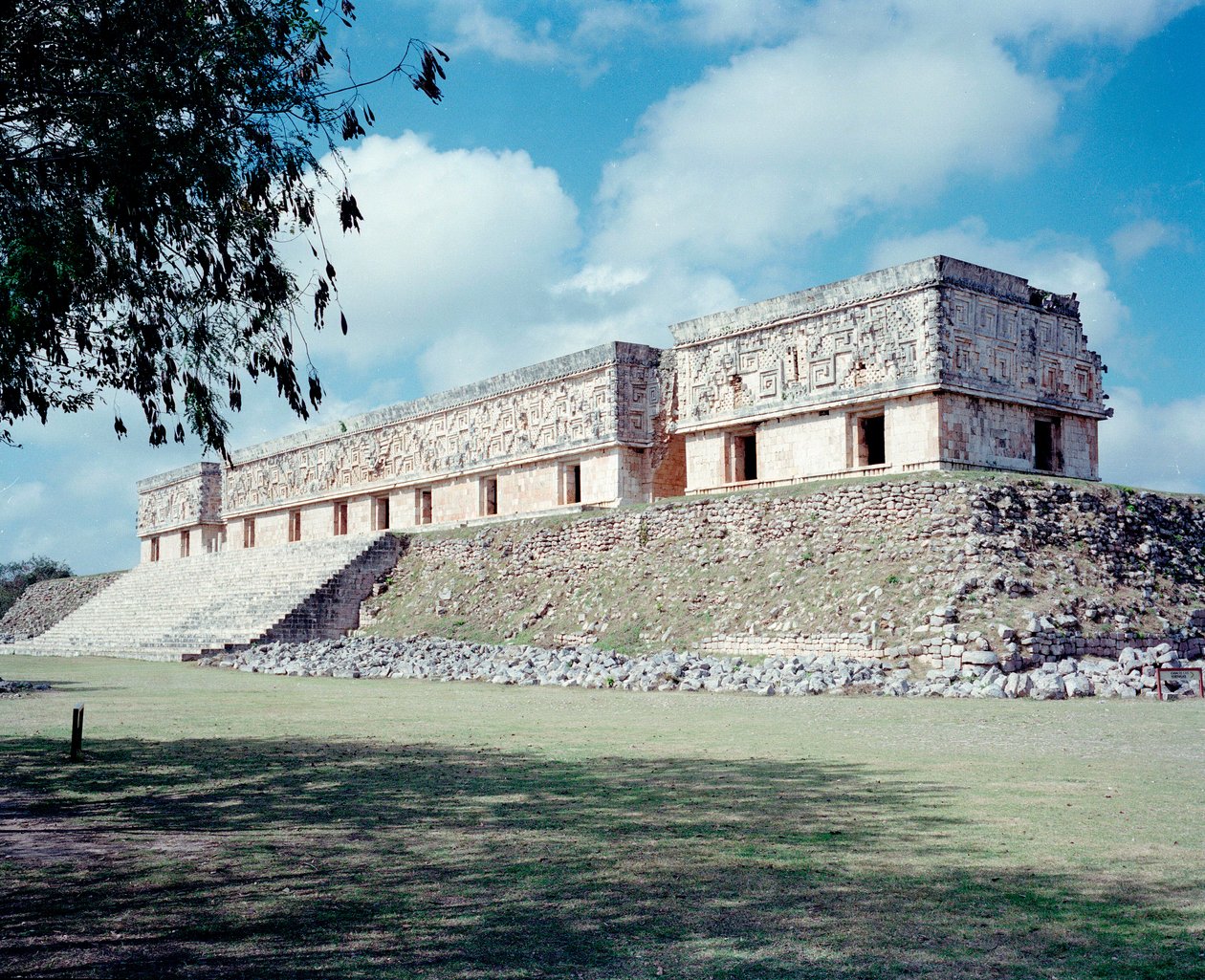 Kolumbiai előtti civilizáció: kilátás Uxmal ősi maja fővárosára, Puuc stílusban. Észak-Yucatán i.sz. 600-900: a jós piramisa. Mexikó alkotó: Mayan