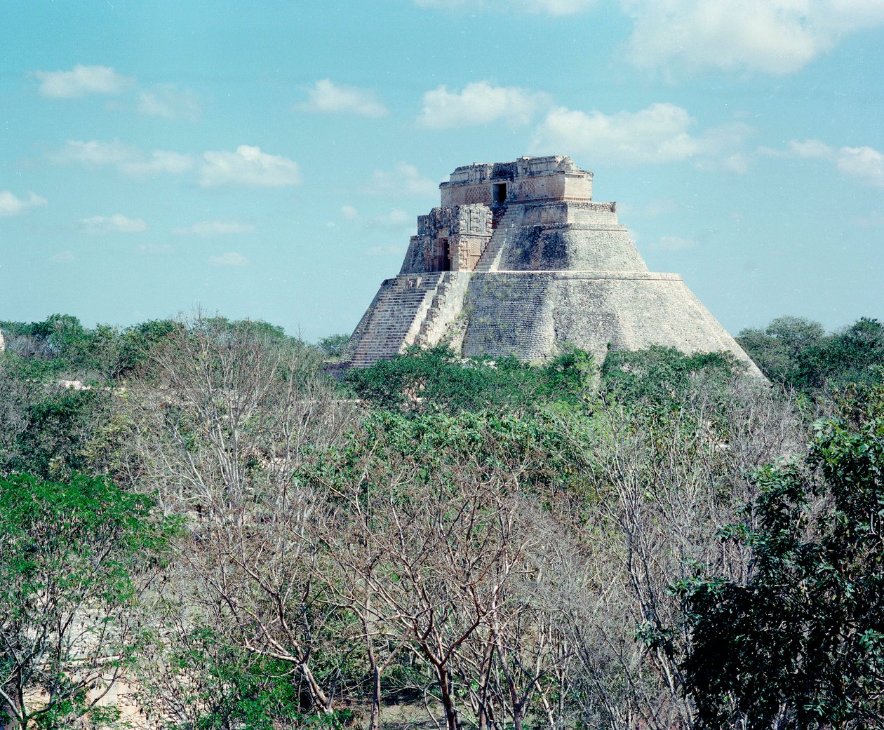Kolumbiai előtti civilizáció: kilátás a felső templomra Uxmal ősi maja fővárosának helyén, Puuc stílusban. Észak-Yukatán i.sz. 600-900. Mexikó alkotó: Mayan