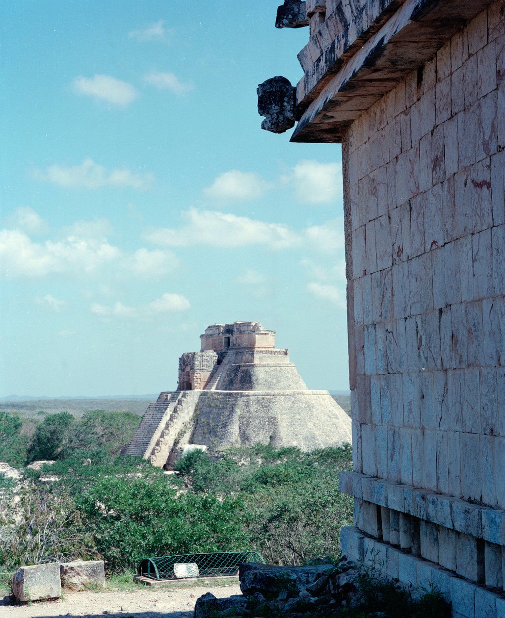 Kolumbiai előtti civilizáció: kilátás a felső templomra Uxmal ősi maja fővárosának helyén, Puuc stílusban. Észak-Yukatán i.sz. 600-900. Mexikó alkotó: Mayan