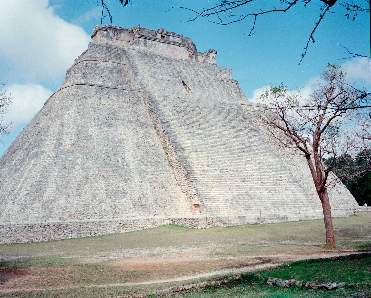 Kolumbiai előtti civilizáció: kilátás a felső templomra Uxmal ősi maja fővárosának helyén, Puuc stílusban. Észak-Yukatán i.sz. 600-900. Mexikó alkotó: Mayan