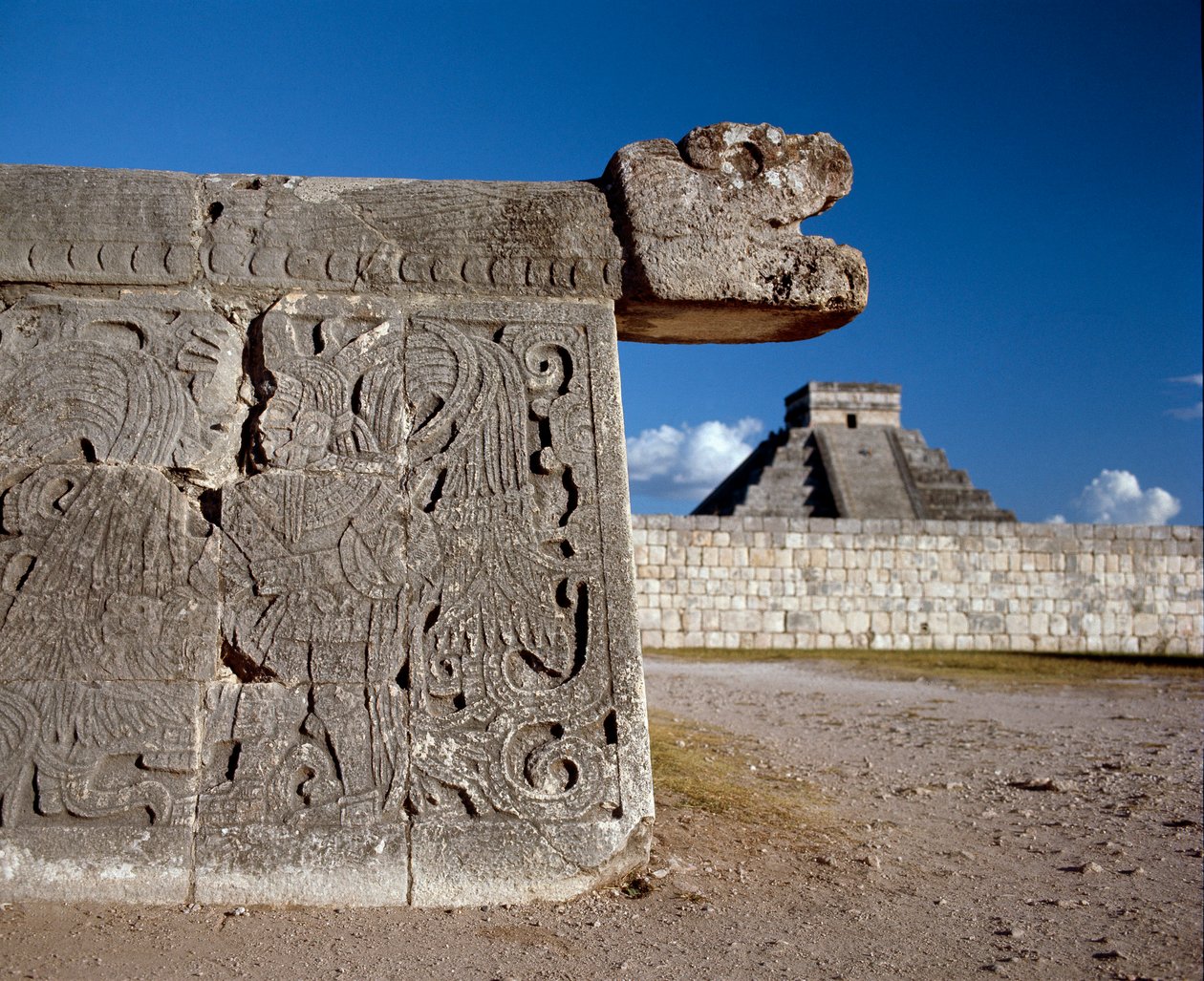 A nagy labdás játszótér és a háttérben a castillo, 750-1200 alkotó: Mayan